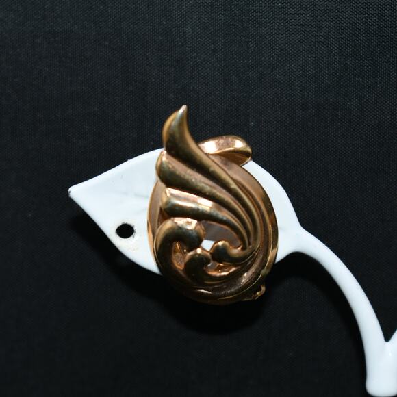 Vintage Alice Jewelry Co Gold Tone Clip Earrings, Pat Pend Clasp, 1960s - Picture 3 of 10